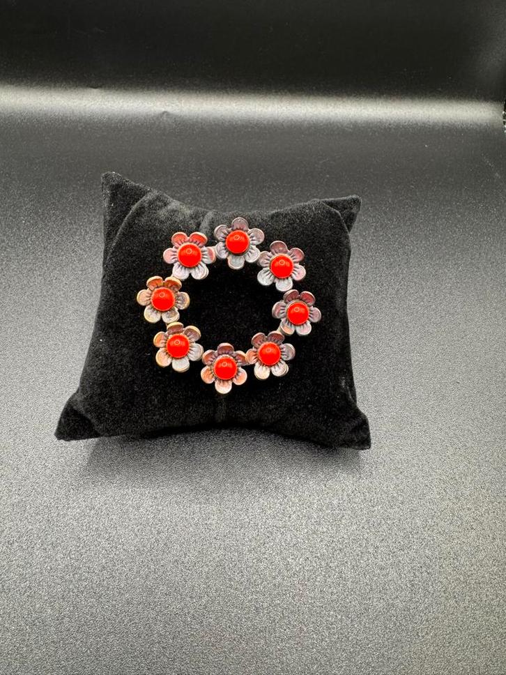 Vintage Bloemen Broche met Rode Details, Sieraden, Tassen en Uiterlijk, Broches, Gebruikt, Koper, Rood, 4 tot 7 cm, Met edelsteen