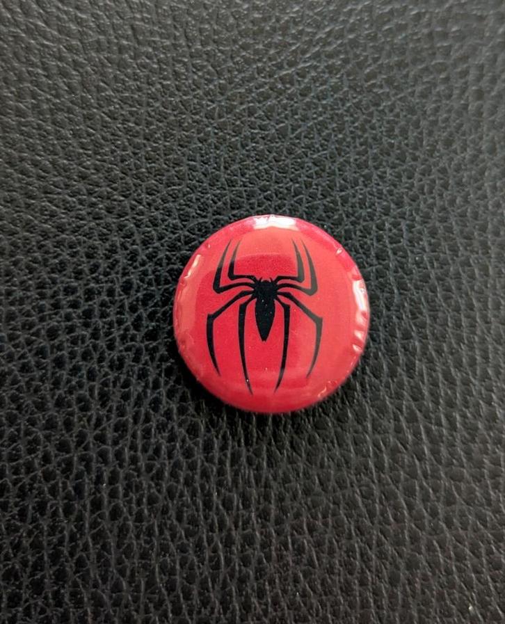 Spider-Man - 25 mm button/speld/pin - Rood, Verzamelen, Film en Tv, Nieuw, Film, Gebruiksvoorwerp, Ophalen of Verzenden