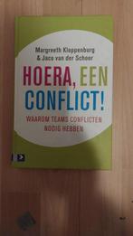 Nieuwstaat: Kloppenburg&Van der Schoor - Hoera, een conflict, Boeken, Ophalen of Verzenden, Zo goed als nieuw