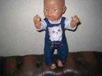 OVERAL MET WITTE ROMPER 43 CM POP, Kinderen en Baby's, Speelgoed | Poppen, Ophalen of Verzenden, Nieuw, Babypop