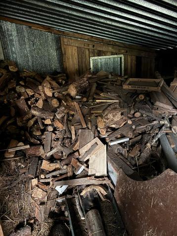 Grote partij droog haardhout (ongeveer tussen 10 a 12m3) beschikbaar voor biedingen