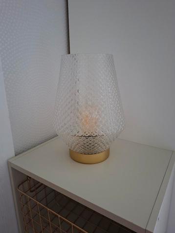 Tafellamp glas met goudkleurige voet beschikbaar voor biedingen