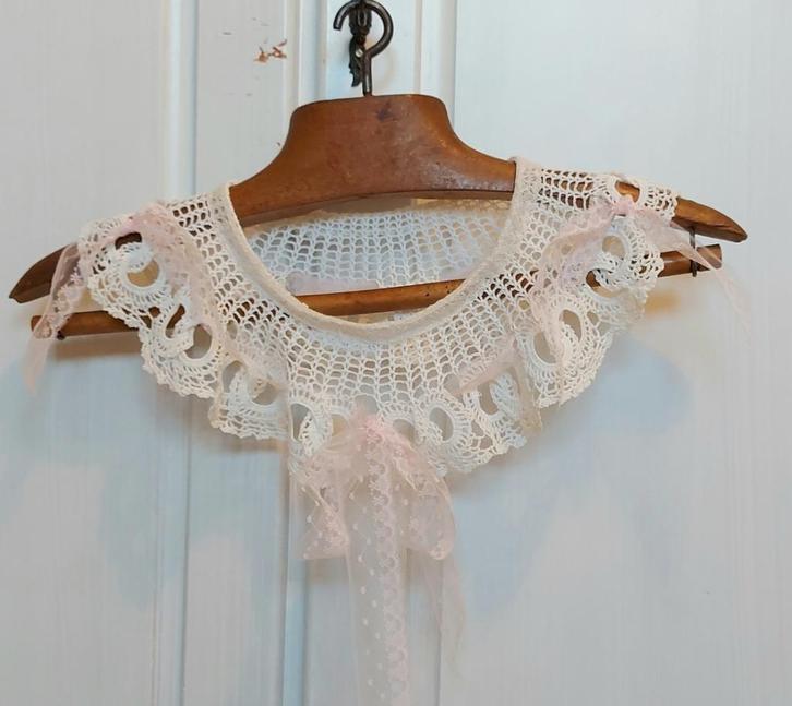 FRANS OUD FILLIGREIN KANT KRAAG(VOOR PASPOP) ROZE STRIKLINT, Antiek en Kunst, Curiosa en Brocante, Verzenden