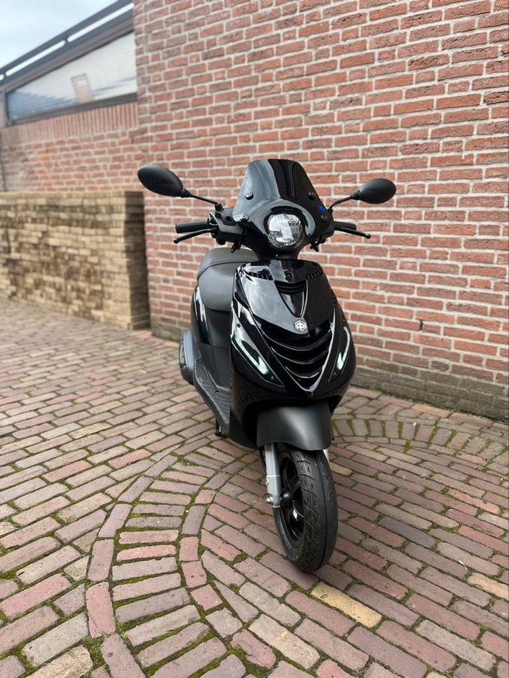 Piaggio zip NIEUW! 2025, Fietsen en Brommers, Scooters | Piaggio, Nieuw, Zip, Maximaal 45 km/u, Benzine, Ophalen