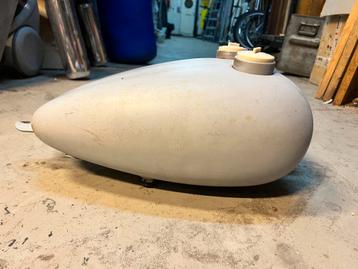 Chopper tank en cafe racer tank met sleutels beschikbaar voor biedingen