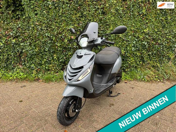 Piaggio Zip SP Nardo grey 45km E4 LED Power1 BETAAL MET in3, Fietsen en Brommers, Scooters | Piaggio, Gebruikt, Zip, Benzine