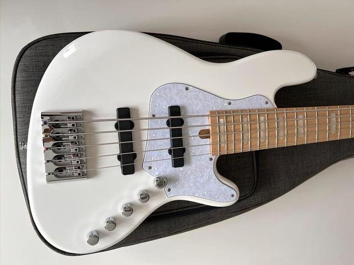 Cort Elrick NSJ5 met upgrades, in nieuwstaat, Muziek en Instrumenten, Snaarinstrumenten | Gitaren | Bas, Zo goed als nieuw, Ophalen