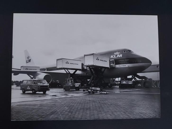 Foto van het laden van de KLM Boeing 747 PH-BFA (F946), Verzamelen, Luchtvaart en Vliegtuigspotten, Zo goed als nieuw, Kaart, Foto of Prent