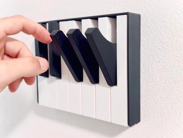 Handige piano kapstok met toetsen op ware grootte, Huis en Inrichting, Woonaccessoires | Kapstokken, Nieuw, Wandkapstok, Minder dan 100 cm
