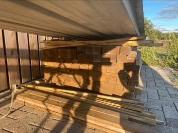 Geïmpregneerd vuren balken beschikbaar voor biedingen