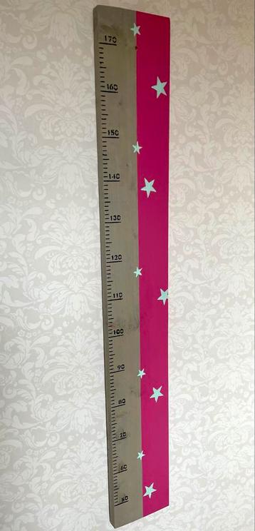Leuke houten groeimeter met sterren beschikbaar voor biedingen