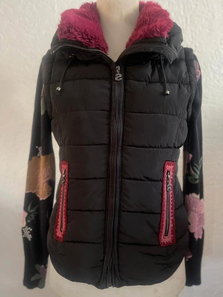 Desigual jas bodywarmer 40/42, Kleding | Dames, Jassen | Winter, Zo goed als nieuw, Maat 42/44 (L), Rood, Ophalen of Verzenden