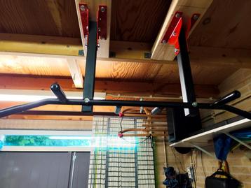 Pull-up bar met veel toebehoren beschikbaar voor biedingen
