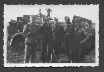 WOII foto: Vernietigde Russische T-34 tank geinspecteerd  beschikbaar voor biedingen
