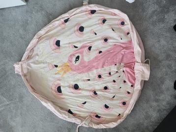 Speelkleed en opbergzak beschikbaar voor biedingen