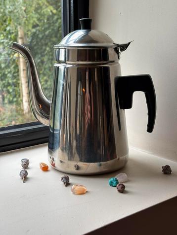 Oude metalen koffiekan, koffiepot beschikbaar voor biedingen