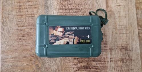 Militaire Zaklamp LED in Flashlight op batterijen, Caravans en Kamperen, Zaklampen, Gebruikt, Batterij, Ophalen of Verzenden