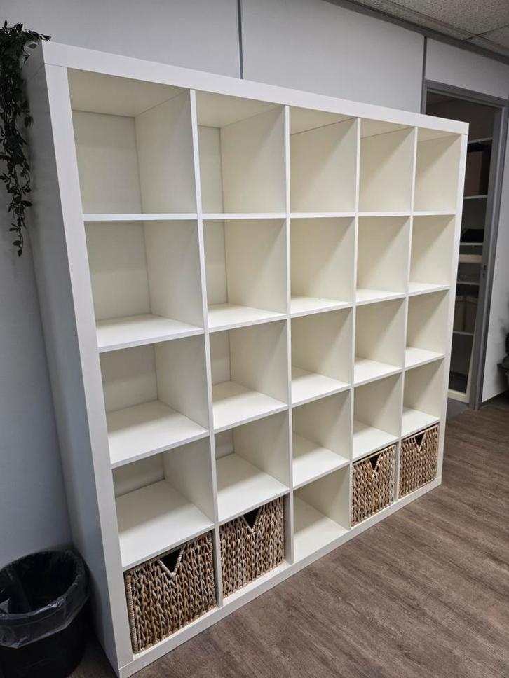 Grote witte vakkenkast, Huis en Inrichting, Kasten | Boekenkasten, Zo goed als nieuw, 150 tot 200 cm, 150 tot 200 cm, 25 tot 50 cm