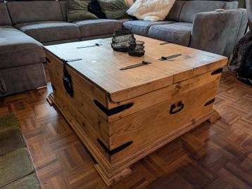 Salon tafel, dekenkist beschikbaar voor biedingen