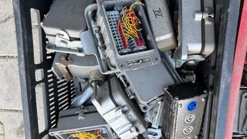 Diverse Industriële Connectoren - Harting, 2 kratten vol beschikbaar voor biedingen