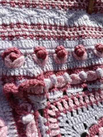 Gehaakt kleed in meerdere roze tinten bloemen 1.20 x 1.20 mt beschikbaar voor biedingen