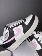 Nike Air Force 1 Pink Foam/Bruin - Maat 38,5, Kleding | Dames, Schoenen, Ophalen of Verzenden, Nieuw, Roze, Sneakers of Gympen