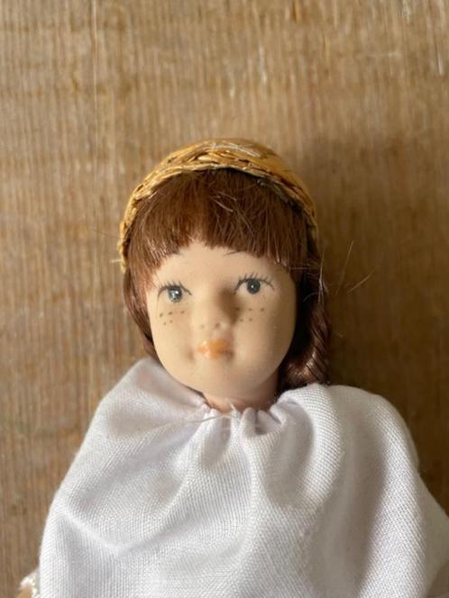 Klein brocane poppetje porselein. Witte kleding met hoedje., Antiek en Kunst, Curiosa en Brocante, Ophalen