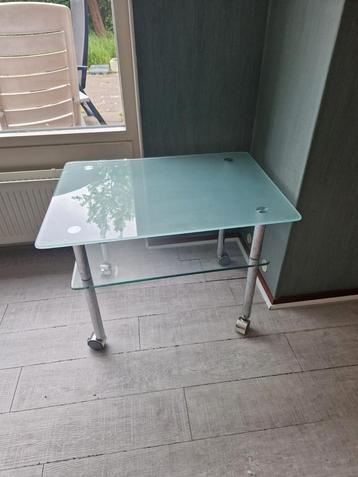 Tafel glas beschikbaar voor biedingen