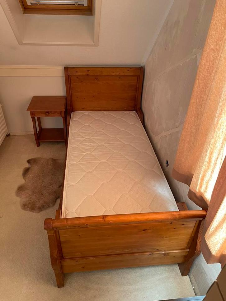 Mooie compleet grenen éénpersoons slaapkamer met nachtkastje, Huis en Inrichting, Slaapkamer | Complete slaapkamers, Zo goed als nieuw