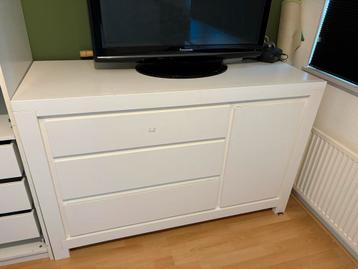Witte Kast met Lades en Deur beschikbaar voor biedingen