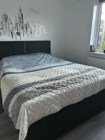 Moderne boxspring 140x200 – als nieuw! Slechts 3,5 jaar oud beschikbaar voor biedingen