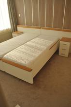Tweepersoonsbed, nachtkastjes, met zeer nette matrassen, Huis en Inrichting, Slaapkamer | Bedden, Ophalen, Gebruikt, Wit, Tweepersoons