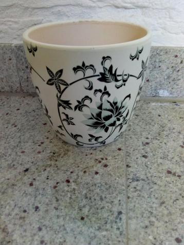 Crèmekleurige bloempot met zwart motief beschikbaar voor biedingen