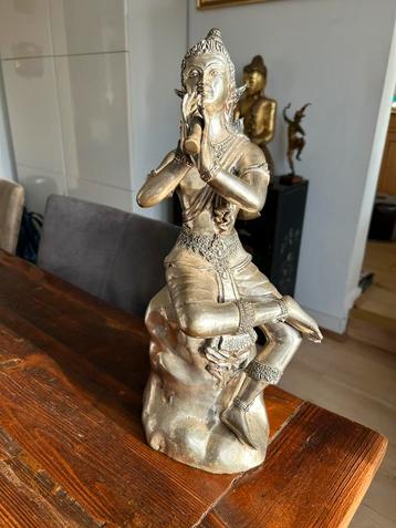 Groot verzilverd bronzen beeld van Krishna met fluit beschikbaar voor biedingen