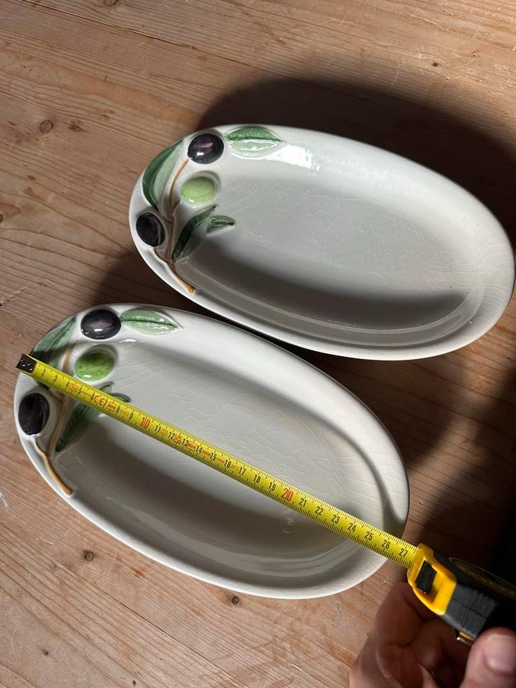 2 Italiaanse Aardewerk Schalen met Olijven, Huis en Inrichting, Woonaccessoires | Schalen en Manden, Gebruikt, Schaal, Ovaal, Steen of Aardewerk