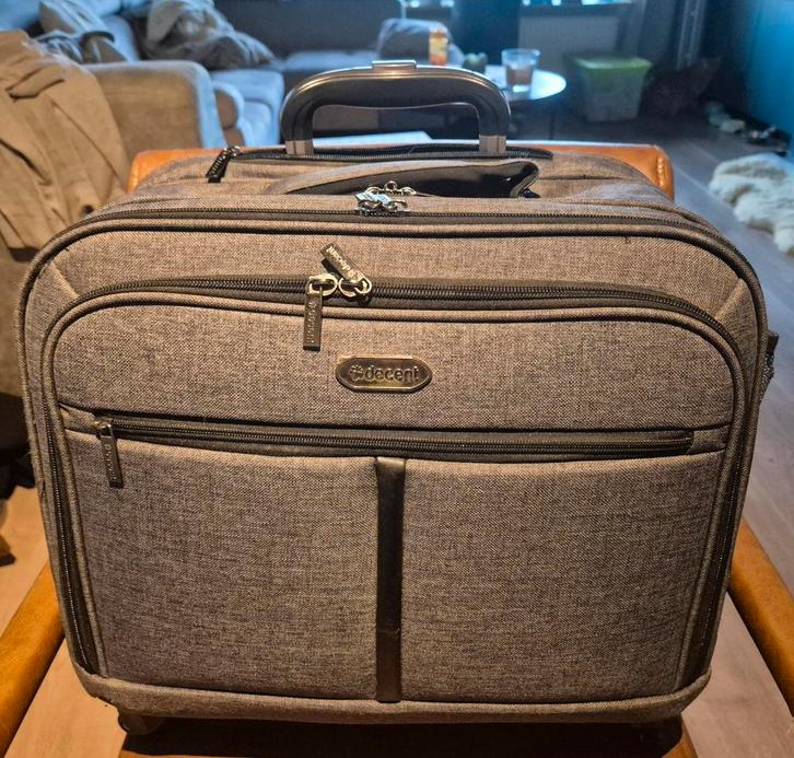 Ruime Rolkoffer - Veel Opbergruimte!, Computers en Software, Laptoptassen, Zo goed als nieuw, Trolleytas, 17 inch of meer, Ophalen