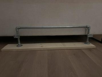 Kapstok van steigerbuizen met plank beschikbaar voor biedingen