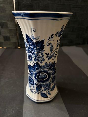 Delfts Blauwe Vaas met Bloemenmotief beschikbaar voor biedingen