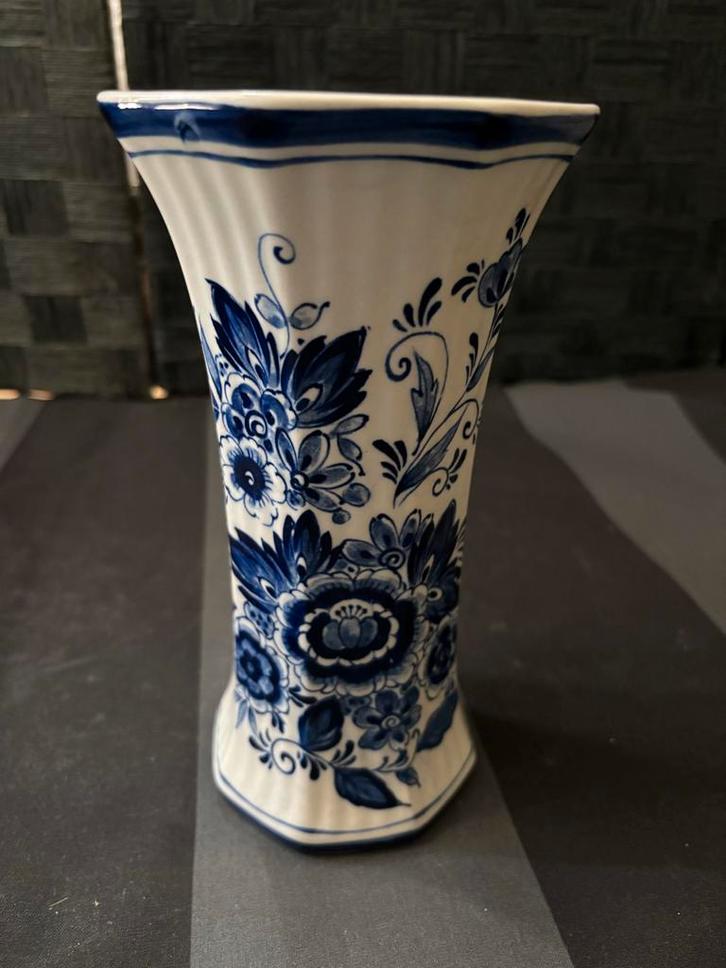 Delfts Blauwe Vaas met Bloemenmotief, Antiek en Kunst, Antiek | Vazen, Ophalen of Verzenden