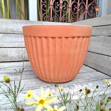 Terracotta bloempot met reliëfstrepen, 30 cm. hoog. beschikbaar voor biedingen