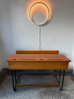 Bureau, schoolbankje, vintage, hout, metalen frame, vintage, Huis en Inrichting, Bureaus, Ophalen, Met wielen, Gebruikt, Bureau