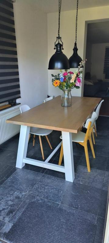 Industriële eettafel met massief eiken blad (incl 5 stoelen) beschikbaar voor biedingen