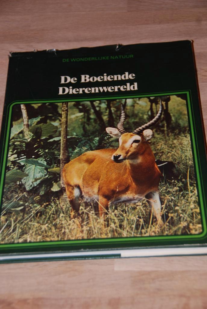 De boeiende dierenwereld., Boeken, Natuur, Gelezen, Natuur algemeen, Ophalen of Verzenden