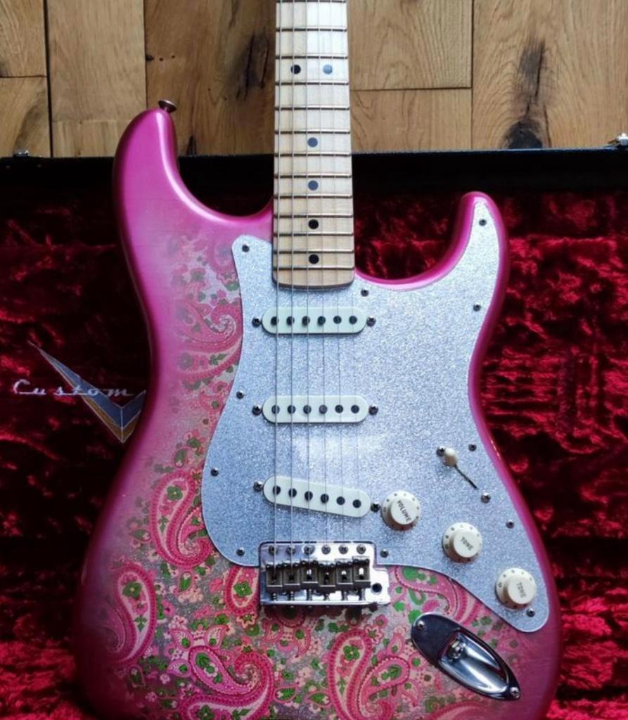 Fender Custom Shop Masterdesign 69 Stratocaster Pink Paisley, Ophalen of Verzenden, Zo goed als nieuw, Solid body, Fender