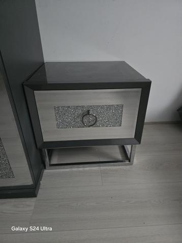 Mooie nachtkastje antraciet geijs zilver kleur 50x48 beschikbaar voor biedingen