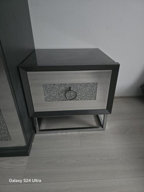 Mooie nachtkastje antraciet geijs zilver kleur 50x48, Huis en Inrichting, Slaapkamer | Nachtkastjes, Gebruikt, Verzenden