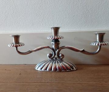 Verzilverde Franse kandelaar. beschikbaar voor biedingen