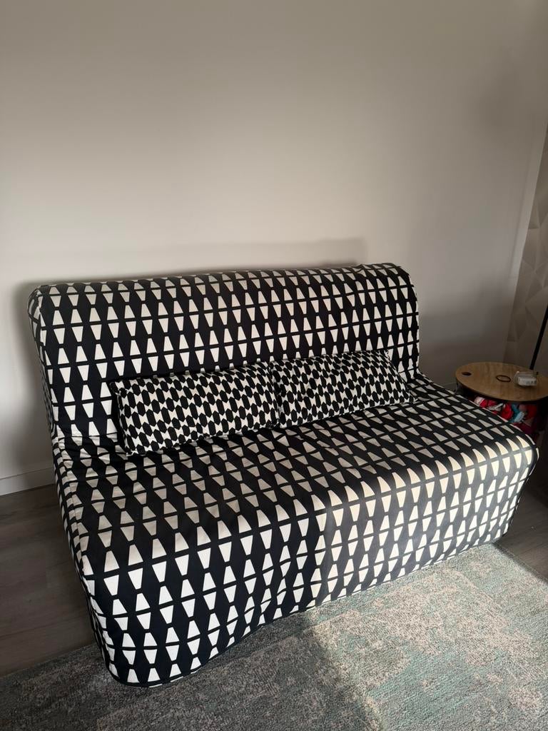 IKEA Slaapbank Zwart-Wit Patroon met Kussens, Huis en Inrichting, Slaapkamer | Slaapbanken, Ophalen, Gebruikt, Zwart, Tweepersoons