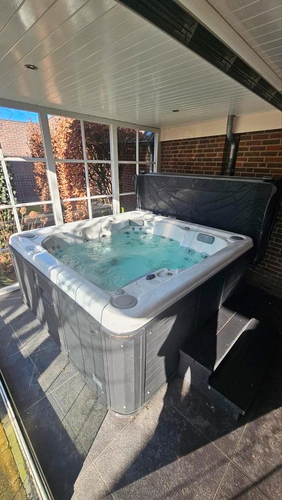 Luxe Jacuzzi met kleuren verlichting en muziekinstallatie, Tuin en Terras, Bubbelbaden en Hottubs, Zo goed als nieuw, Vast, Afdekzeil