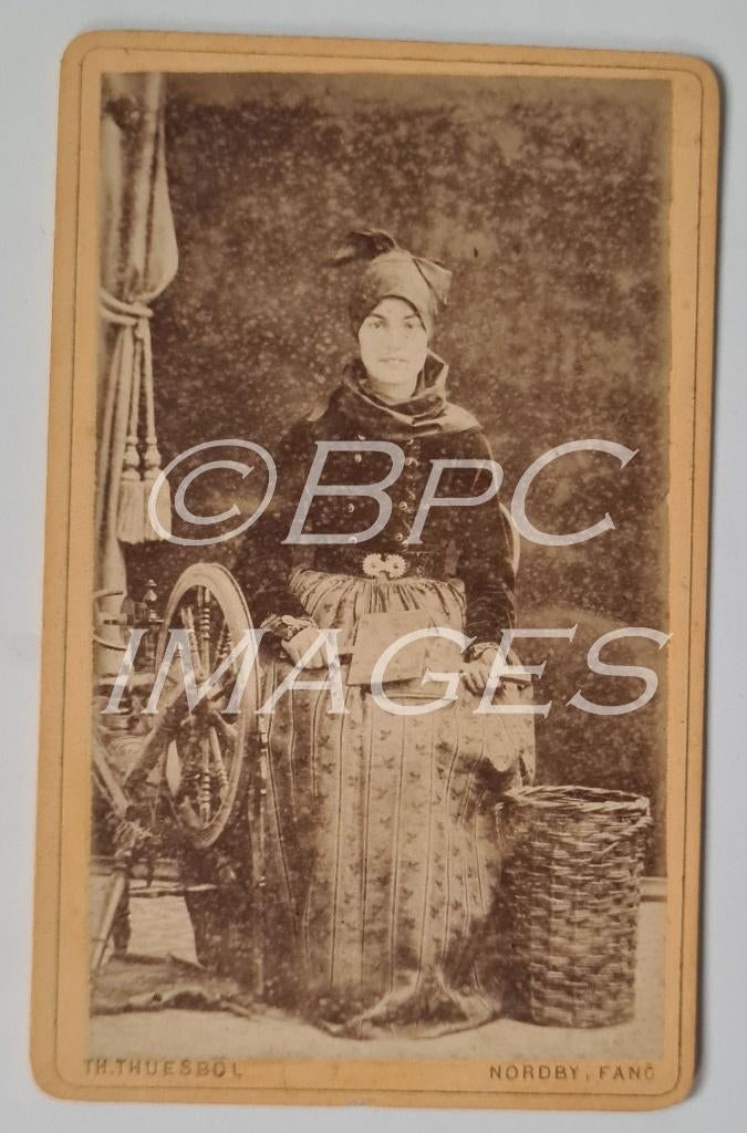 cdv spinster met spinnewiel 1881, Verzenden, Voor 1940, Gebruikt, Foto